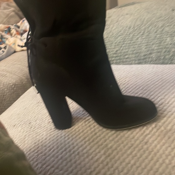 Knee high black boots with toe accent on back - Picture 2 of 5